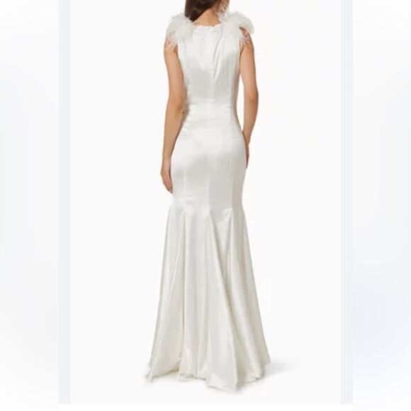 Mac Duggal Feather Shoulder V neck Sleeveless Gown NWT 68137 - Picture 4 of 8